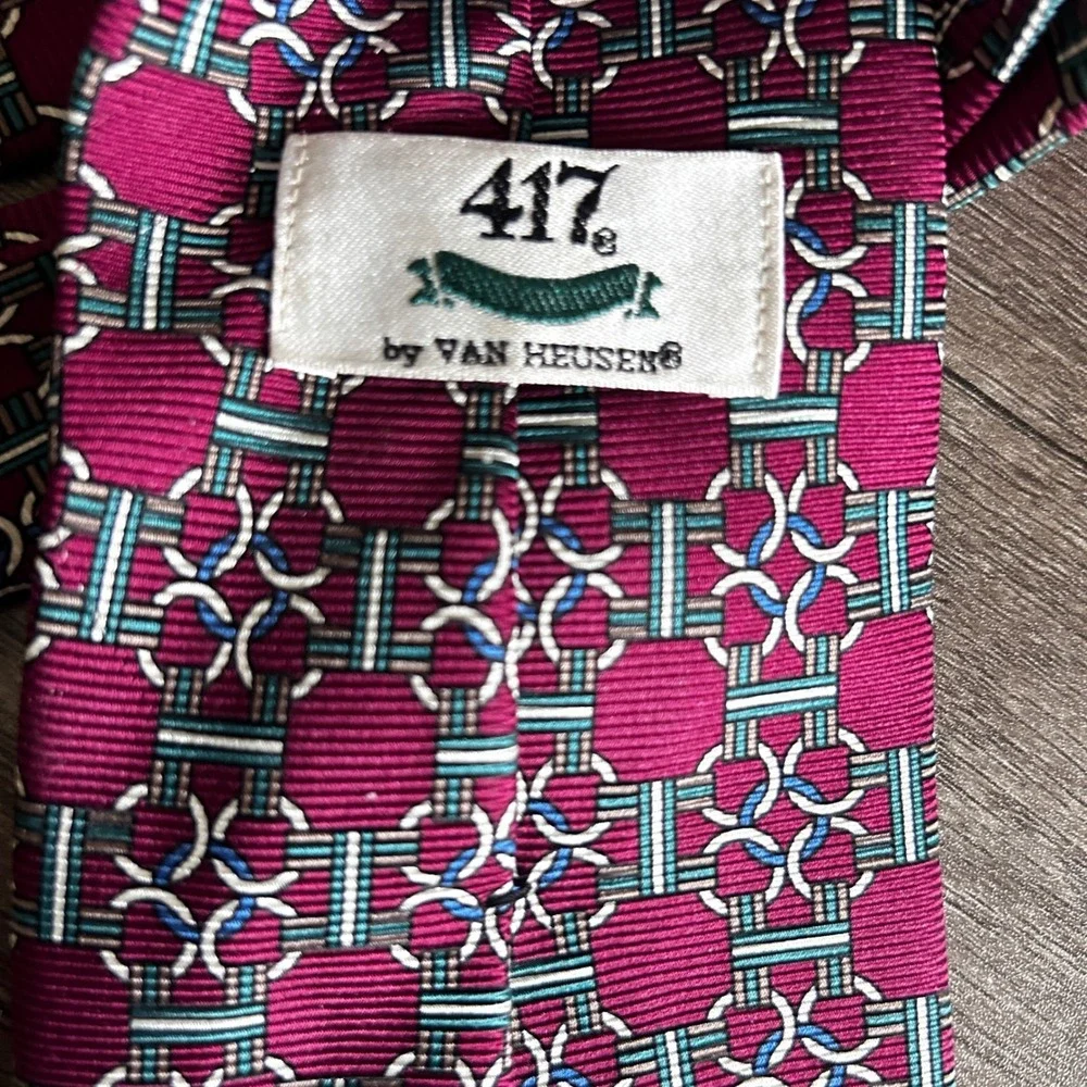 Vintage 417 Van Heusen Mens Silk Tie Red Geometric Pattern Classic Retro USA 90s